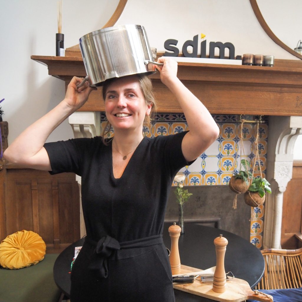 Evelien Borst met een pan op haar hoofd