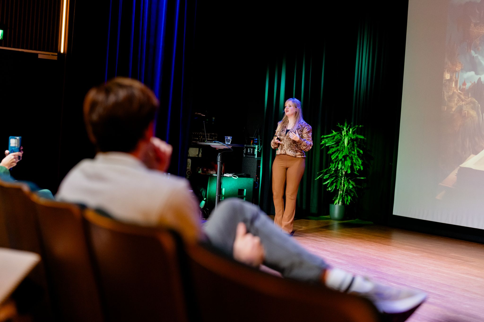 Rosanne Bos spreekt bij een evenement