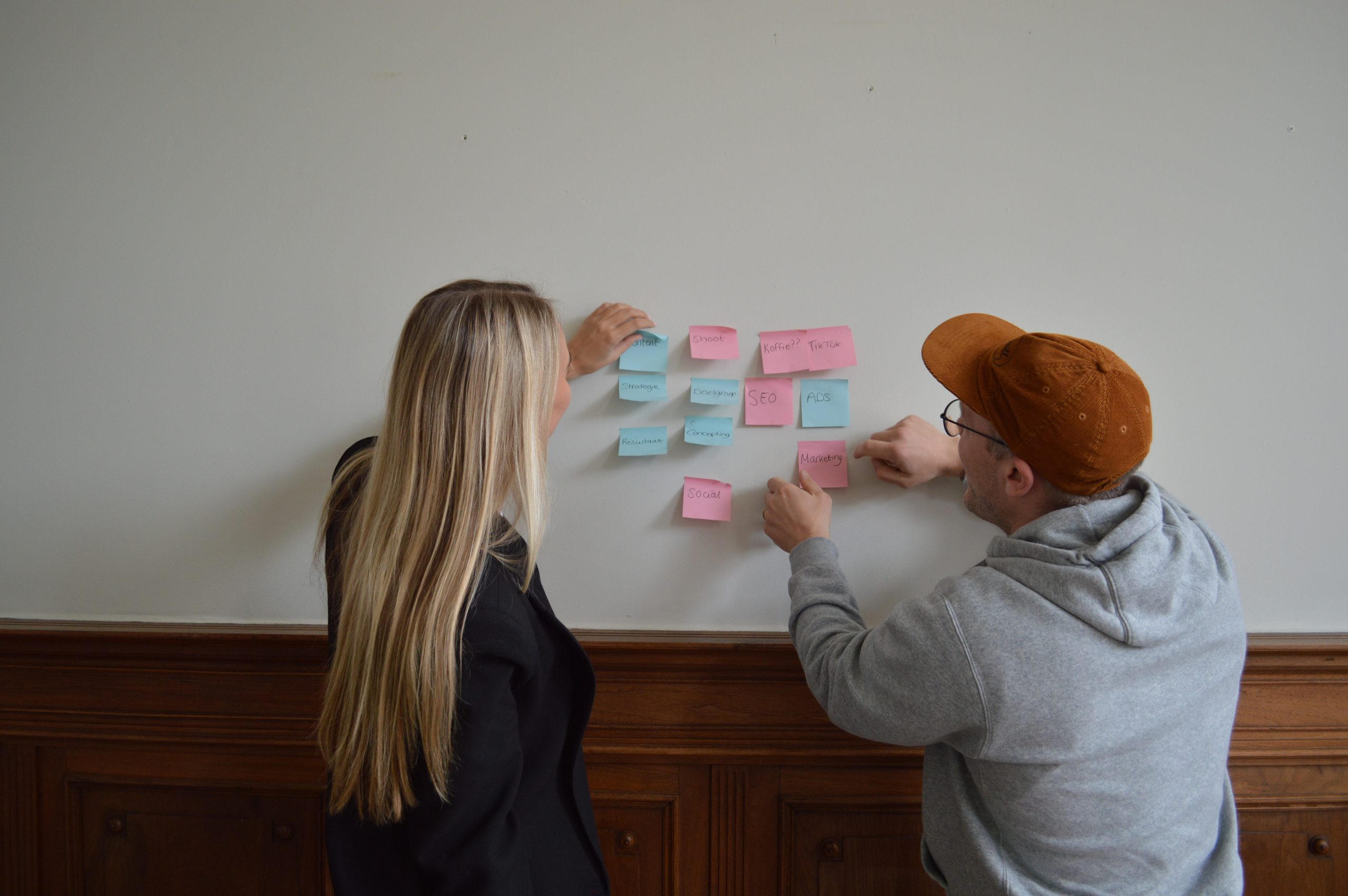 SDIM collega's Noa en Sjoerd van team content