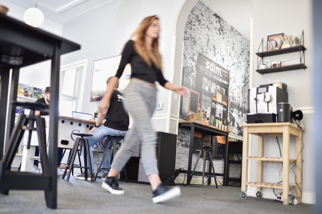 SDIM collega Anne op kantoor