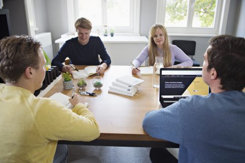 SDIM collega's aan tafel